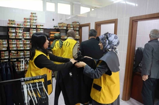 Eğitimcilerin &lsquo;İnci projesi&rsquo; ile 5 bin 400 yetim ve &ouml;ks&uuml;z &ouml;ğrencinin yanı sıra ihtiya&ccedil; sahiplerine yardım ulaştırılıyor
