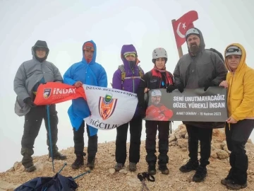 Eğitimini tamamlayan dağcılar zirveye y&uuml;r&uuml;d&uuml;
