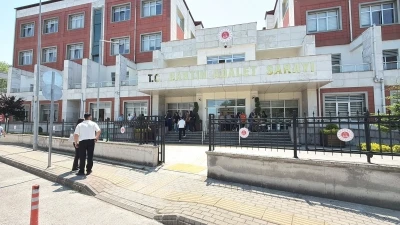 Eğlence mekanında 1 kişinin &ouml;ld&uuml;r&uuml;ld&uuml;ğ&uuml;, 4 kişinin de yaralandığı kavgaya 6 tutuklama