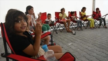 Eğlenceli at&ouml;lyelerle donatılan "Umut Tırı" depremzede &ccedil;ocuklar i&ccedil;in yeniden Hatay'da