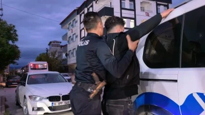 Ehliyet sınavında d&uuml;zenekle yakalandı, g&ouml;zaltına alındı