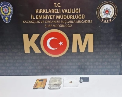 Ehliyet sınavında kopya d&uuml;zeneği ile yakalandı: G&ouml;r&uuml;lmeyecek şekilde kulaklık yerleştirmiş
