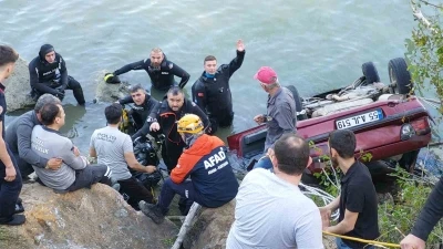Ehliyetini yeni alan gen&ccedil;, aracıyla baraj g&ouml;l&uuml;ne u&ccedil;arak hayatını kaybetti