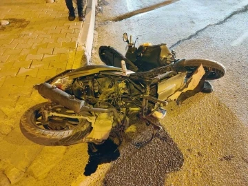 Ehliyetsiz s&uuml;r&uuml;c&uuml; motosikletliyi bi&ccedil;ti
