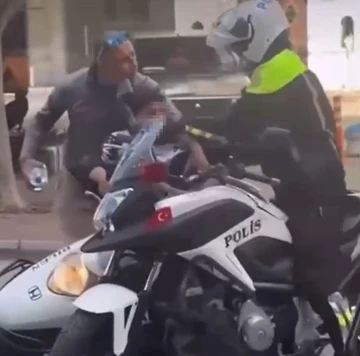 Ehliyetsiz s&uuml;r&uuml;c&uuml; polisin elinden ka&ccedil;mak i&ccedil;in her yolu denedi, yaptıkları pes dedirtti