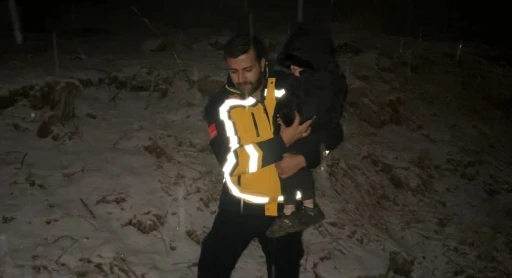 Ekipler, kardan yolu kapanan k&ouml;ydeki hasta &ccedil;ocuk i&ccedil;in seferber oldu
