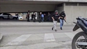 Ekvador'da silahlı grup, canlı yayın sırasında st&uuml;dyoyu bastı