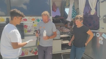 &lsquo;El Ele&rsquo; sloganıyla tura &ccedil;ıkan Alman turistler S&uuml;phan Dağı&rsquo;na tırmandı
