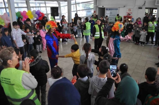 El ele veren hayırseverler 450 &ccedil;ocuğa unutulmaz bir g&uuml;n yaşattı
