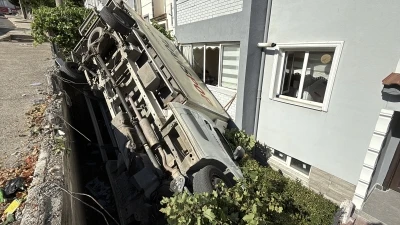 El freni boşalan kamyonet apartmanın bah&ccedil;esine u&ccedil;tu
