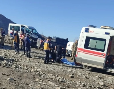 El freni &ccedil;ekilmeden park edilen kamyonet, baraj g&ouml;l&uuml;ne d&uuml;şt&uuml;; 1 &ouml;l&uuml;