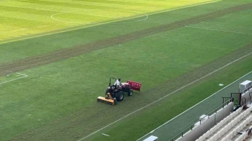 Elazığ Atat&uuml;rk Stadyumu zemini bakıma alındı
