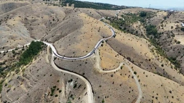 Elazığ Belediyesi, 8 mahallede sathi kaplama yol yapım &ccedil;alışması ger&ccedil;ekleştiriyor
