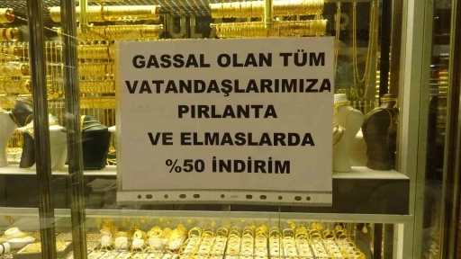 Elazığ&rsquo;da bir kuyumcu gassallara pırlanta ve elmas &uuml;r&uuml;nlerinde y&uuml;zde 50 indirim kampanyası başlattı

