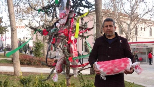 Elazığ&rsquo;da &ccedil;am ağacına Filistin bayrakları ve kanlı torbalar asıldı, yılbaşı kutlamaları kınandı
