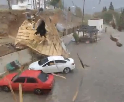 Elazığ&rsquo;da fırtınadan u&ccedil;an &ccedil;atı ara&ccedil;ların yanına d&uuml;şt&uuml;
