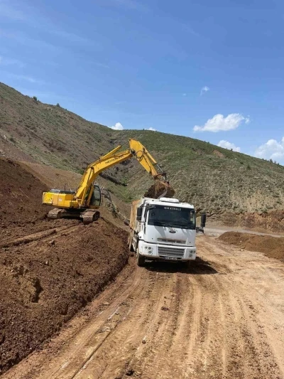Elazığ&rsquo;da heyelan nedeniyle zarar g&ouml;ren k&ouml;y yollarının onarımı s&uuml;r&uuml;yor

