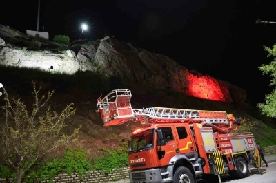 Elazığ&rsquo;da kayalıklara &ccedil;ıkarak atlamak isteyen şahsı ekipler ikna etti
