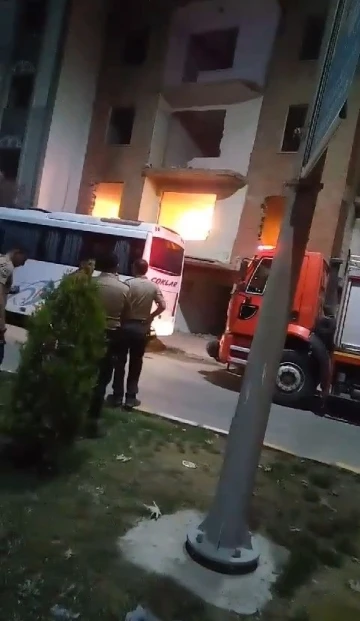 Elazığ&rsquo;da metruk bina yangını
