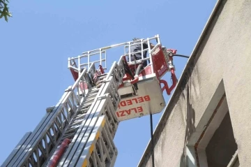Elazığ&rsquo;da metruk bina yangını
