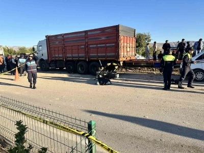 Elazığ&rsquo;da motosiklet park halindeki kamyona &ccedil;arptı: 1 &ouml;l&uuml;, 1 yaralı