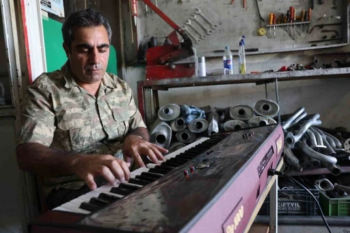 Elazığ&rsquo;da "Sanayinin Fazıl Say&rsquo;ı": Oto tamir ustası nota bilgisi olmadan m&uuml;zik yapıyor
