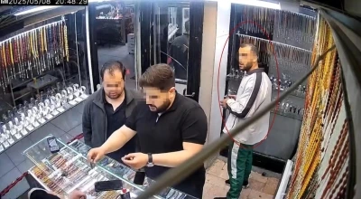 Elazığ&rsquo;da saat hırsızlığı kamerada: Saatin fiyatını sordu, kameraya baktı, cebine atıp uzaklaştı
