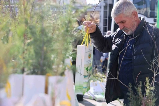 Elazığ&rsquo;da vatandaşlara 23 bin adet &uuml;cretsiz fidan dağıtıldı
