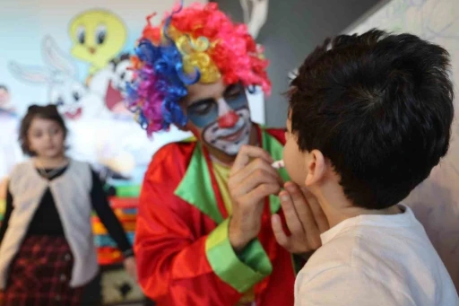 Elazığ&rsquo;da yarıyıl tatilinde &ccedil;ocuklar palya&ccedil;o eşliğinde eğlendi
