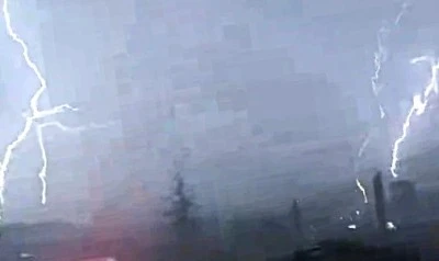 Elazığ&rsquo;da yıldırımın d&uuml;şme anı kamerada