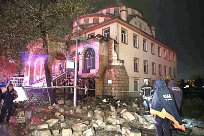 Elazığ&rsquo;da yıldırımın isabet ettiği caminin minaresi yıkıldı