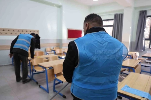 Elazığ&rsquo;da y&uuml;k&uuml;ml&uuml;ler okulu temizledi
