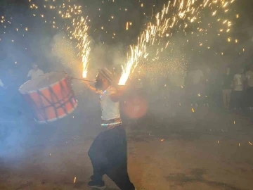 Elazığlı davulcunun ağzında tuttuğu meşale ve ateş &ccedil;emberindeki yaptığı şov hayran bıraktı
