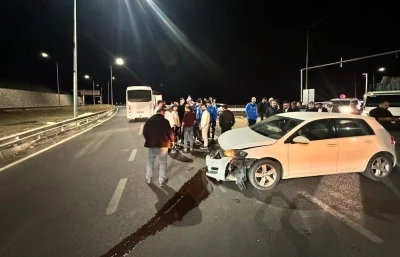 Elazığspor oyuncularını taşıyan otob&uuml;s ile otomobil &ccedil;arpıştı: 1 kişi yaralandı