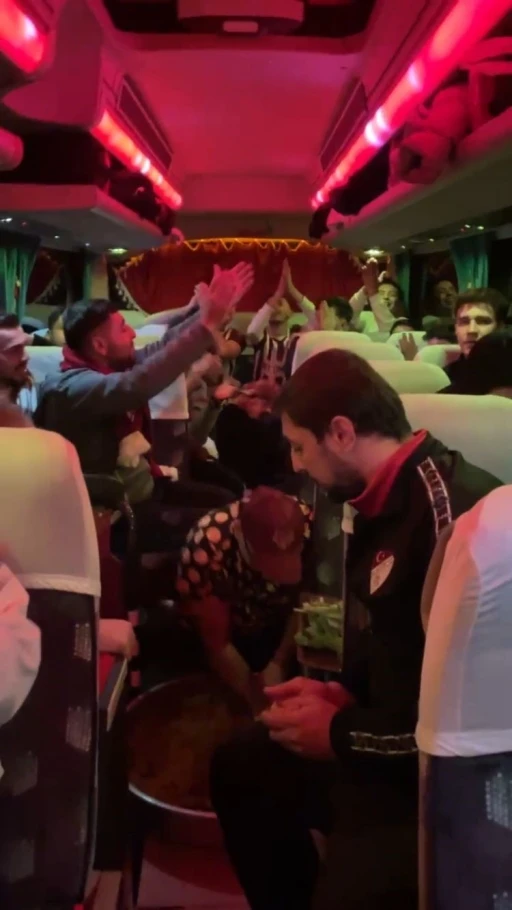 Elazığsporlu taraftarlar otob&uuml;ste &ccedil;iğ k&ouml;fte yoğurdu
