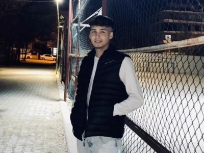 Elektrik direğine &ccedil;arpan otomobil hurdaya d&ouml;nd&uuml;; 2 &ouml;l&uuml; 1 yaralı