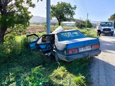 Elektrik direğine &ccedil;arpan Tofaş hurdaya d&ouml;nd&uuml;: 2 yaralı
