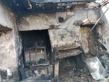 Elektrik ka&ccedil;ağı, evi kullanılamaz hale getirdi
