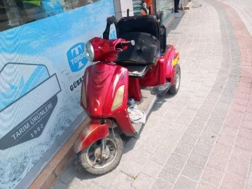 Elektrikli bisikletin kamyonetle &ccedil;arpıştığı kaza kamerada; 1'i bebek 3 yaralı