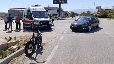 Elektrikli bisikletle otomobilin &ccedil;arpıştığı kazada 1 kişi yaralandı