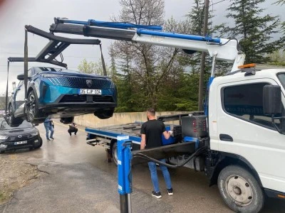 Elektrikli otomobilin yakınına yıldırım d&uuml;şt&uuml;, milyonluk ara&ccedil; 'hurda' oldu