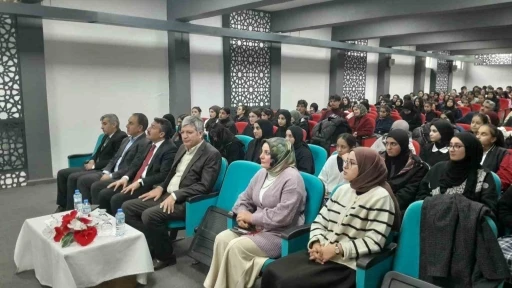 Eleşkirt&rsquo;te lise &ouml;ğrencilerine kitap okumanın &ouml;nemi konulu program d&uuml;zenledi
