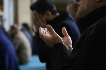 Eller semaya depremde hayatını kaybedenler i&ccedil;in a&ccedil;ıldı
