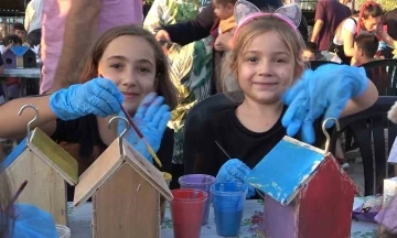 Ellerde bu kez telefon yerine boya fır&ccedil;ası: &Ccedil;ocuklar kuş yuvalarını renklendirdi
