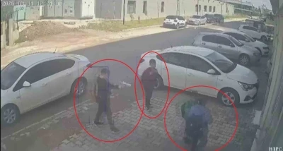 Ellerindeki oyuncak silahla 11 yaşındaki &ccedil;ocuğun &ouml;n&uuml;n&uuml; kesen 3 akranı para istedi
