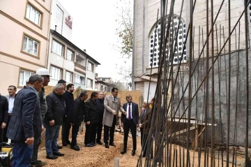 Elmasbah&ccedil;eler Merkez Camii&rsquo;ne yeni minare
