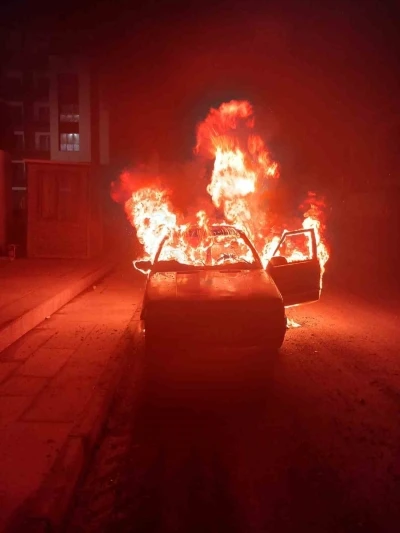 Emanet aldığı otomobil yanınca ne yapacağını şaşırdı