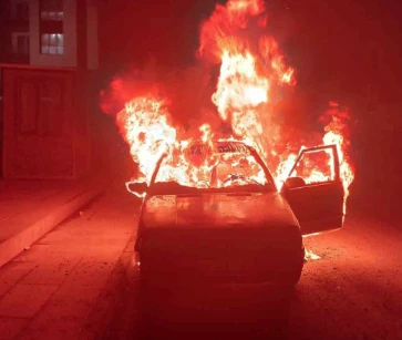 Emanet aldığı otomobil yanınca ne yapacağını şaşırdı