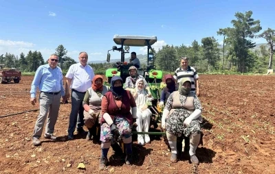 Emek&ccedil;i kadınlar Anneler G&uuml;n&uuml;n&uuml; t&uuml;t&uuml;n tarlasında kutladı
