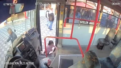 Emekleyerek halk otob&uuml;s&uuml;ne binen 2 yaşındaki &ccedil;ocuk ailesine teslim edildi